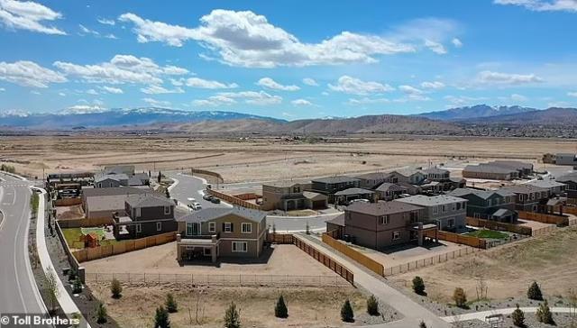 Ev almak isteyen yaşlı kadın yapılan bir hata sonucu tüm mahallenin sahibi oldu