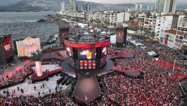 Tarkan...İZMİR'DE YÜZBİNLERİ COŞTURDU!