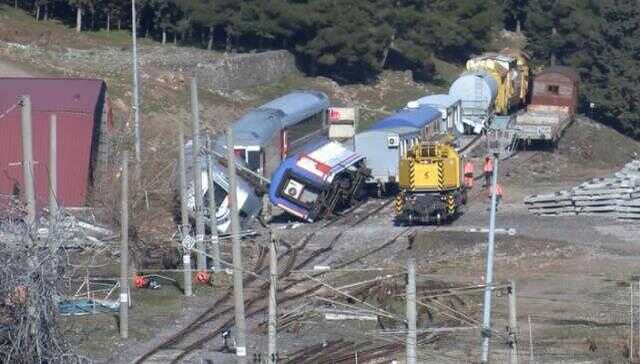 Gaziantep'te dehşetin büyüklüğünü gösteren anlar! 6 tren depremde raydan çıkarak devrildi, raylara da kayalara devrildi