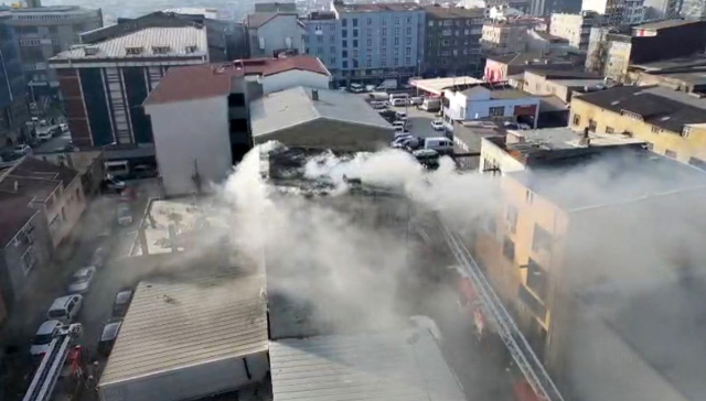 5 katlı binada çıkan yangında can pazarı! Camı kırıp aşağı atladı