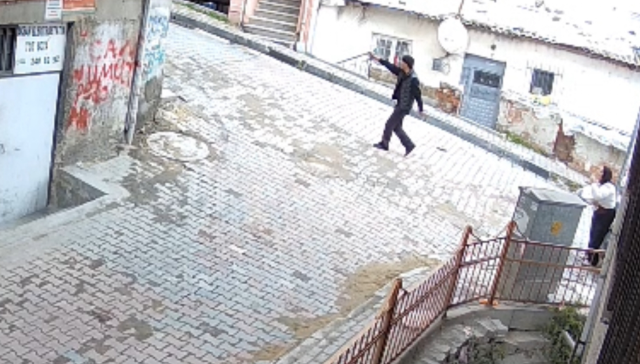 Yardım çığlıkları sokakta yankılandı! Önce darbetti sonra başına silah dayadı