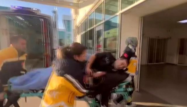 İhbara giden polislere önce taşla saldırdı, ardından yere düşen polis memurunu bıçakladı