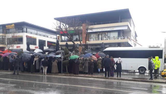 Konya'daki açılışında protesto edilen Selin Ciğerci'den ilk açıklama: Dik durmaya çalışıyorum