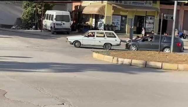 Adana'da pes dedirten görüntü! Otomobil çekmek için çocuğu halat gibi kullandı