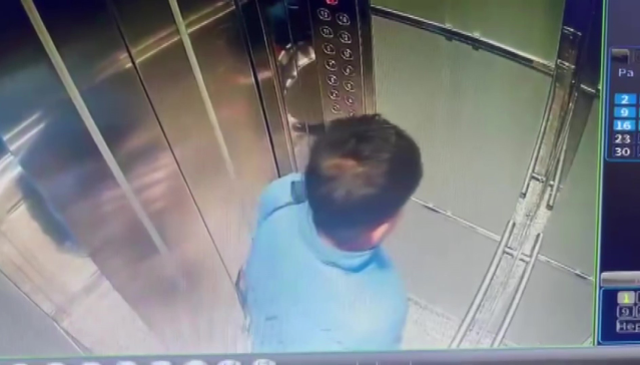 Ramazan davulcusu bahşiş için girdiği binaya tuvaletini yaptı