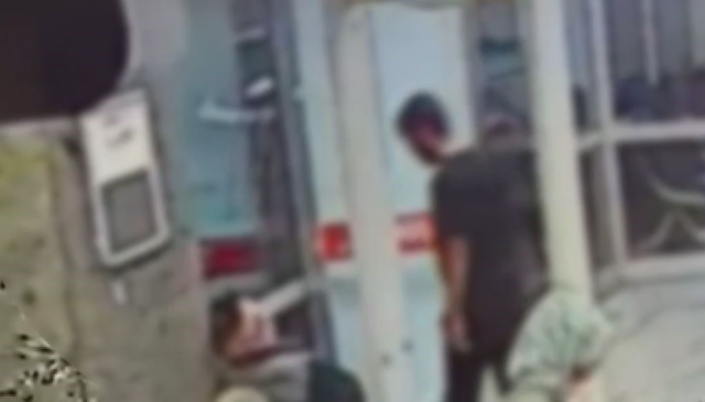 Sara nöbeti geçirip bayılan adamın üstündeki kıyafetini ve telefonunu çaldılar