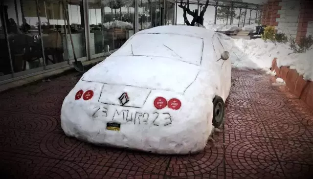 'Güneş görünce eriyen' arabasına 200 bin lira fiyat biçti