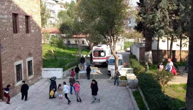 Madde bağımlısı şahıs, çocukların gözü önünde yere yığılıp kaldı