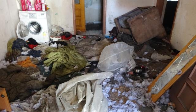 Mahallelinin kötü koku isyanı kahreden manzarayı ortaya çıkardı! 3 çocuk çöp dolu evde böyle bulundu