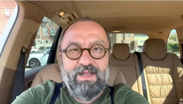 Türkiye'yi terk edip ABD'ye yerleşen ünlü oyuncu Erdem Baş, aldığı lüks aracı paylaştı