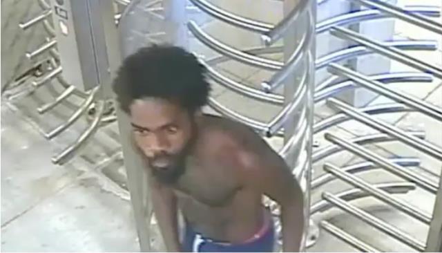 Bilincini kaybetti! Metro istasyonundaki saldırgan yolcuyu taşla öldüresiye dövdü