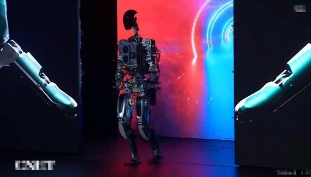 Elon Musk, insansı robotu Optimus'u dünyaya tanıttı