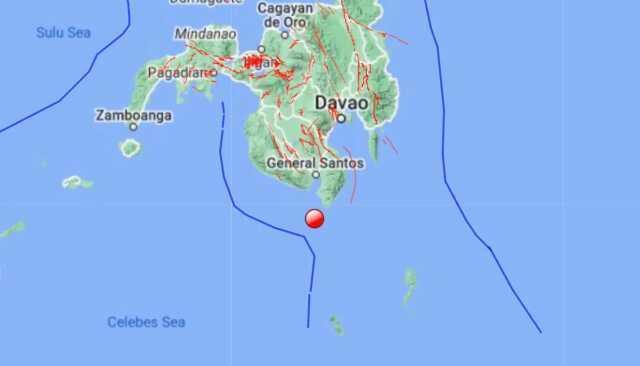 Filipinler'de 6.8 büyüklüğündeki deprem anı kameraya yansıdı