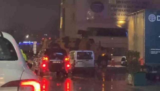 Diyarbakır'da Selahattin Demirtaş alarmı! Annesini ziyaret ettikten sonra hastaneden polislerin arasında çıkarıldı