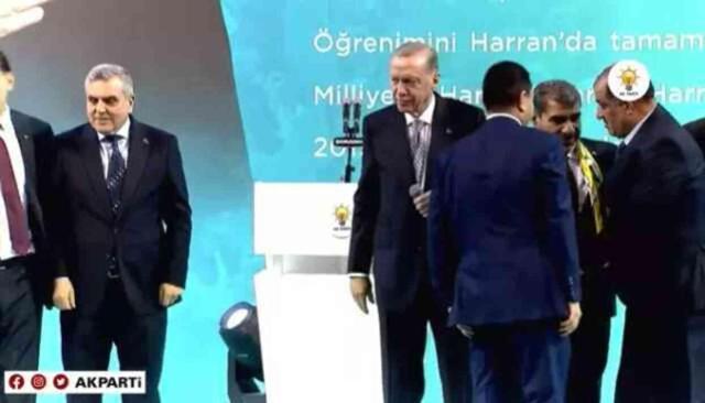 Şanlıurfa aday tanıtım toplantısında ilginç anlar! Erdoğan'a yakın durmak için birbirleriyle itiştiler