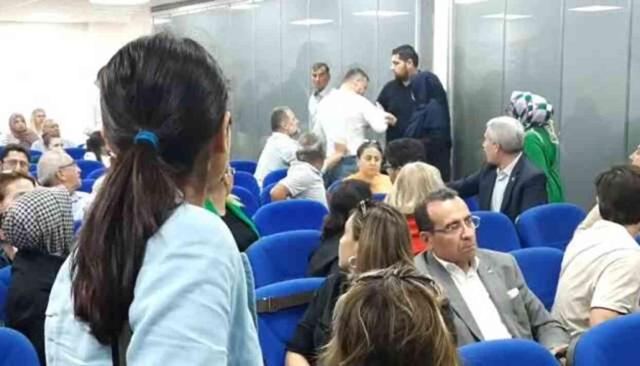 Seçimde koltuğunu kaptıran eski başkan hesap soran vatandaşı salondan attırdı