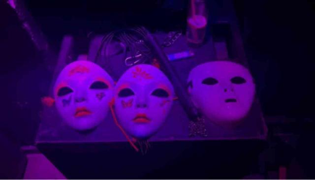 Köleli, kırbaçlı müstehcen partiye baskında skandal görüntüler