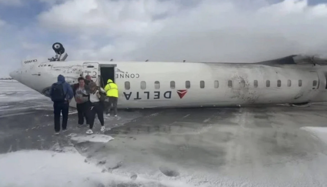 Mucize kurtuluş böyle geldi: Uçağın ters döndüğü anlar kamerada