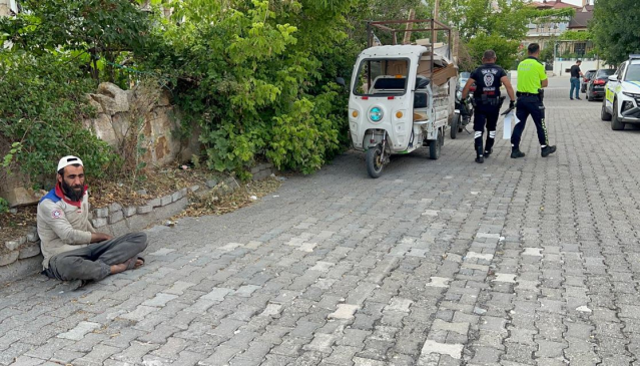 Polisi görünce namaza dursa da işe yaramadı