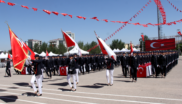 Şehit polisin kızı da polis oldu