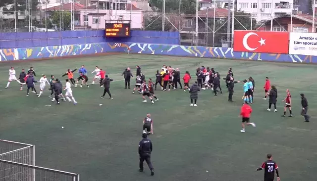 Sarıyer'de amatör lig maçı sonrası stadyum karıştı; futbolcularla taraftarlar birbirine girdi