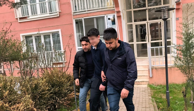 Ablasını bıçakla rehin aldı, polis koçbaşıyla kapıya dayananınca tuvalete saklandı