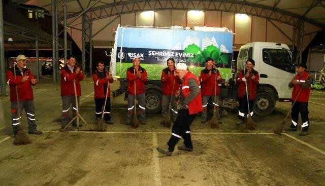 'Maykıl Fikret' olarak bilinen temizlik işçisi, danslarıyla arkadaşlarını motive ediyor