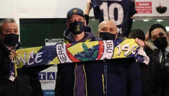 Mesut Özil ayrılıyor! Resmi görüşmeler için İstanbul'a geldiler