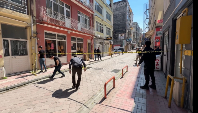 Ablasını kaçıran kuzenini göğsünden vurdu, ağır yaralı halde kitapçıya sığındı