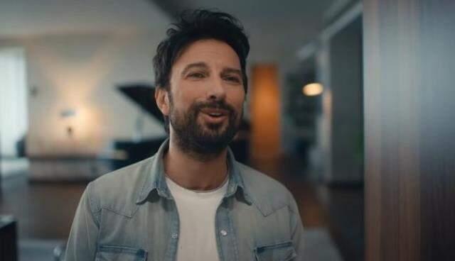 Cem Yılmaz, reklam filminde oynayan Tarkan'a yaptığı göndermeyle kırdı geçirdi