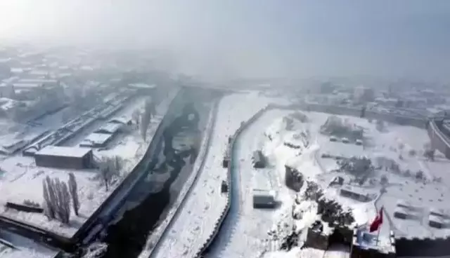 Kara kışa teslim olan Ardahan'da örümcek ağı bile buz tuttu