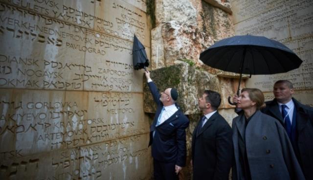 Putin, onu Nazi olmakla suçluyor ama gerçekler başka! Zelenski ailesi Yahudi soykırımın kurbanlarından, büyükbabası ailede sağ kalan tek kişi!