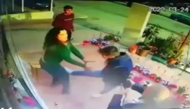 Evli çiftin kıskançlık kavgası kameralarda! Kocasına sinirlenen kadın kaldırım taşı fırlattı