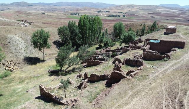 42 yıl önce terk edilen 'gizemli köy' defineciler tarafından talan edildi