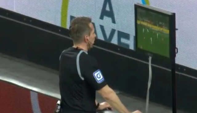 Bu olay futbol tarihine 'Amine Adli vakası' olarak geçer! Hakemi inandıramayan futbolcunun imdadına VAR yetişti
