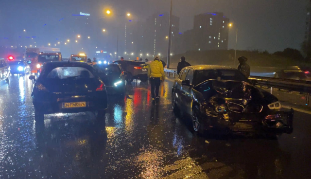 İstanbul'da sağanak kabusu! Halk otobüsü takla attı, zincirleme kaza TEM'i kilitledi