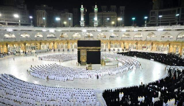 Mekke'de 20 ay sonra bir ilk! Mescid-i Haram'da sosyal mesafesiz namaz kılındı