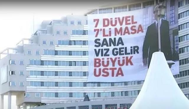 Cumhurbaşkanı Erdoğan, konuşması sırasında 'Buraya enteresan bir şey yazmışlar' diyerek bir pankarta dikkat çekti