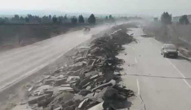 Depremin büyük yıkım yaşattığı Hatay'da karayolu kağıt gibi yırtıldı