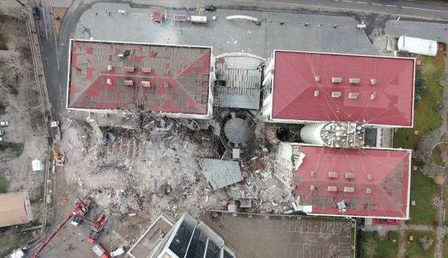 Kolonlarının kesildiği öne sürülen Galeria Sitesi'nin altındaki havuzun görüntüsü ortaya çıktı
