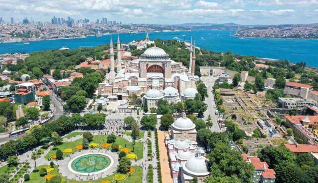 Ayasofya Camii kim yapmıştır? Ayasofya ne zaman yapıldı, kaç yılında? Ayasofya Camii nerde? Ayasofya Camii hakkında bilgiler!