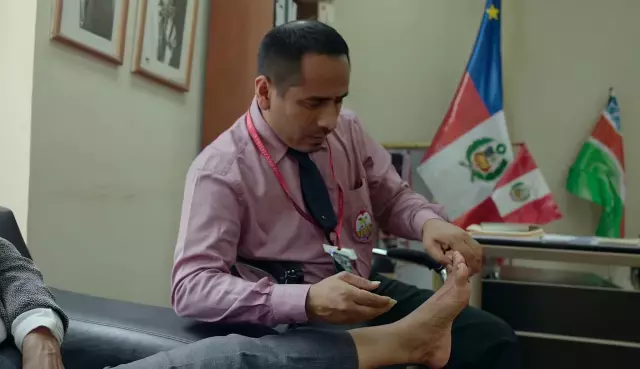 Ülke ayakta! Solcu vekil yardımcısına ayak tırnaklarını kestirdi