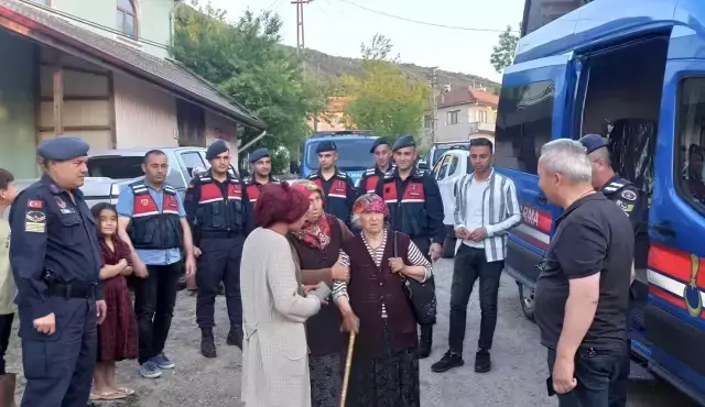 Evden çıktıktan sonra geri dönmeyen yaşlı kadın ormanda bitkin halde bulundu