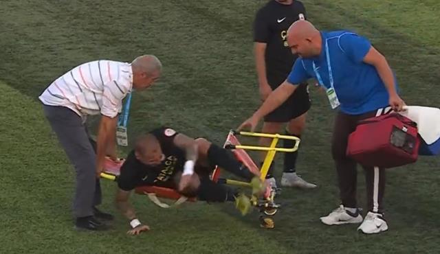 Türkiye Kupası'nda sedye krizi! Sakatlanan futbolcu başına gelenlerden sonra sahadan koşarak çıktı