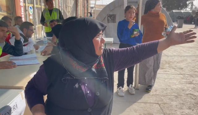 Yardım merkezindeki görevliden depremzede kadına büyük ayıp: Su istedim, bana 'yüzüğünü sat' diyor