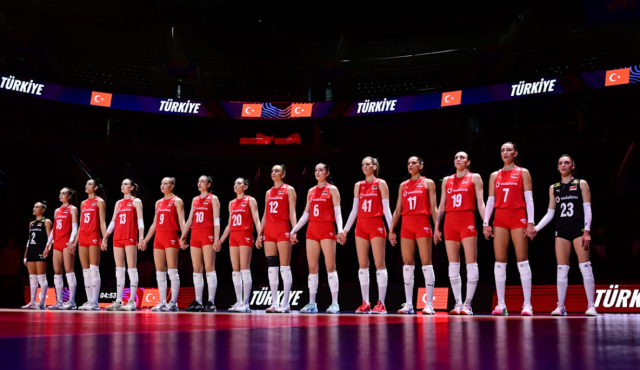 Türkiye Fransa voleybol maçından kareler! Filenin Sultanları ilk maçı kazandı mı?