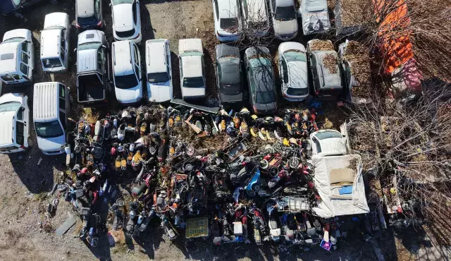 Elazığ'da yediemin otoparkında yosun tutan araçlar: 500 milyon TL'lik servet çürüyor