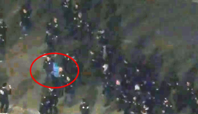 Maduro, başında mavi &ouml;rt&uuml;yle u&ccedil;aktan indirildi.