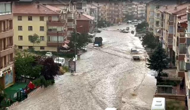 Son Dakika: Ankara'da eğitime yağmur engeli! Pazartesi günü ilk ve orta dereceli okullar tatil edildi