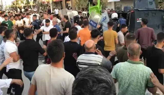 Şırnak'ta 19 yaşındaki kıza taciz iddiası ortalığı savaş alanına çevirdi, bir kişi linç edilmek istendi